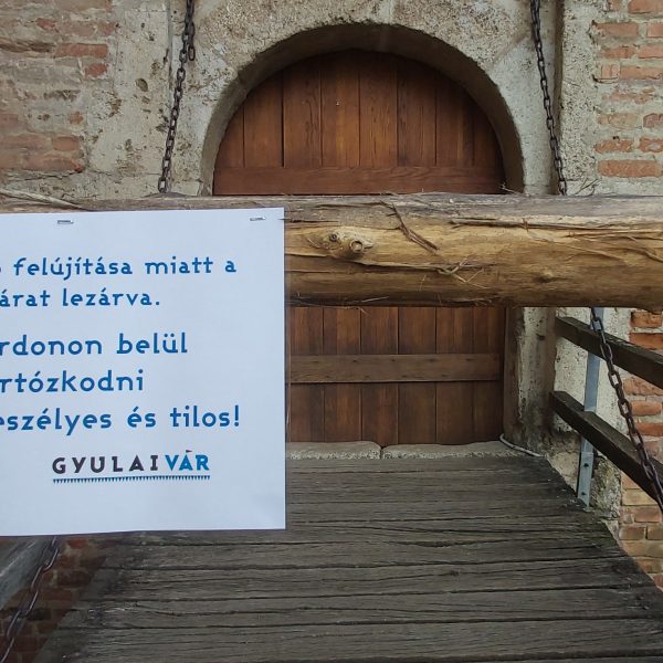 Költözik a várbejárat