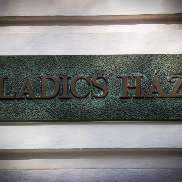 Bezár a Ladics-ház