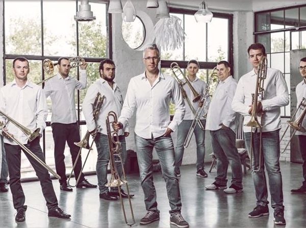 A Szeged Trombone Ensemble zenél a gyulai vár tövében